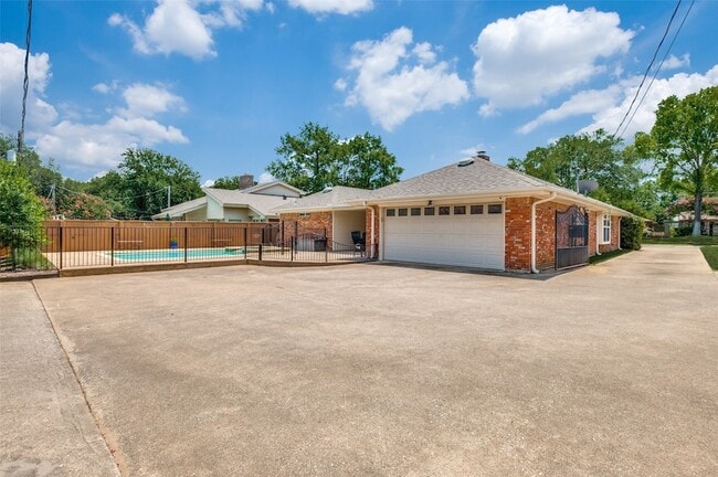 Building Photo - 1005 De Pauw Dr