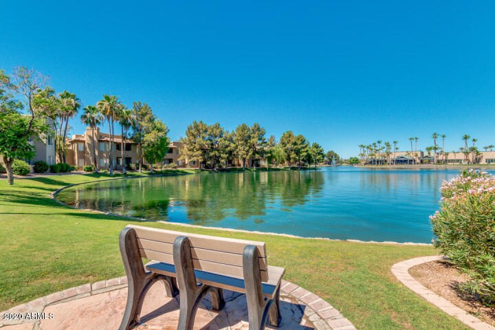 Beautifully landscaped grounds with walking paths - 1825 W Ray Rd