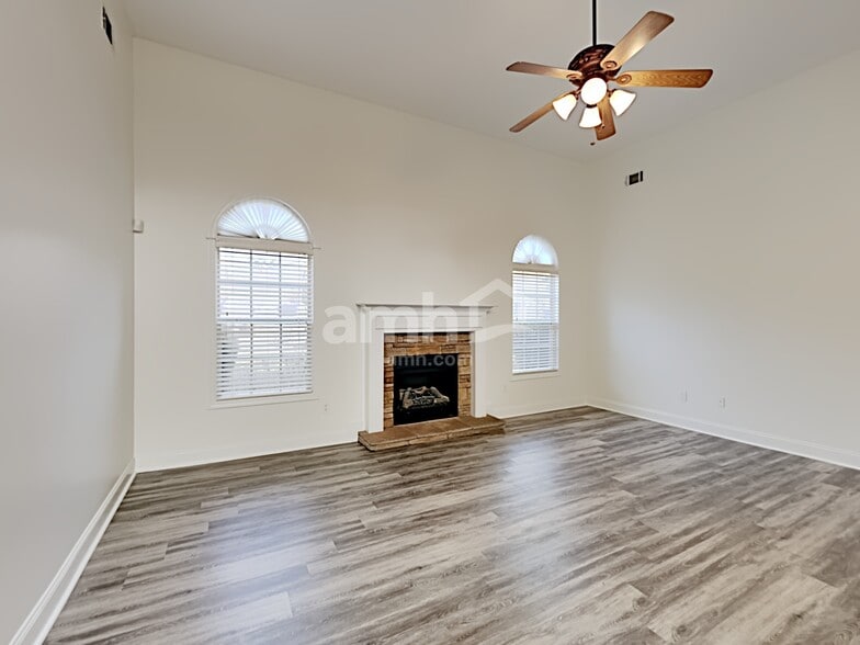 Building Photo - 901 Vandiver Ct