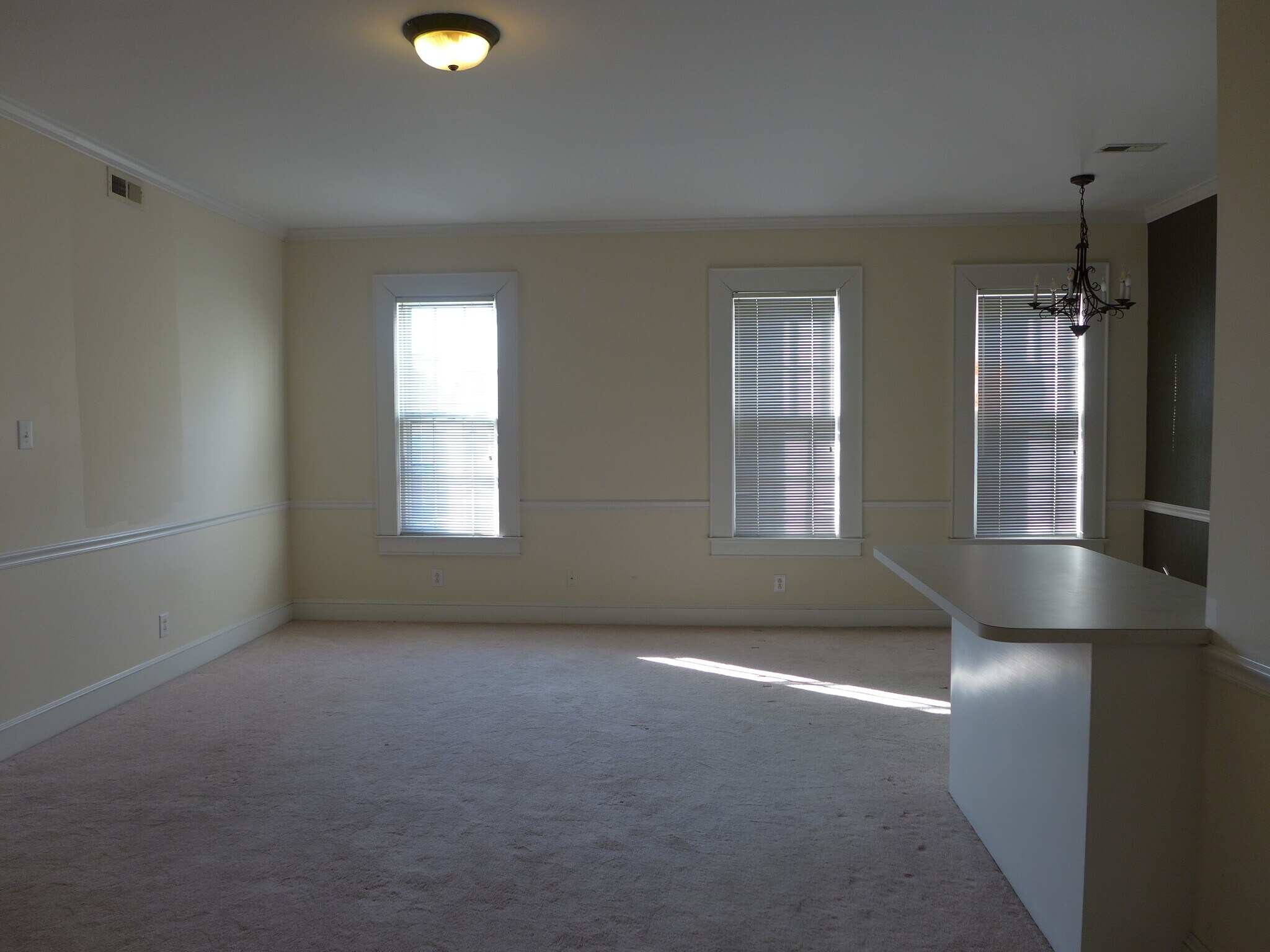 Building Photo - 102 S William St