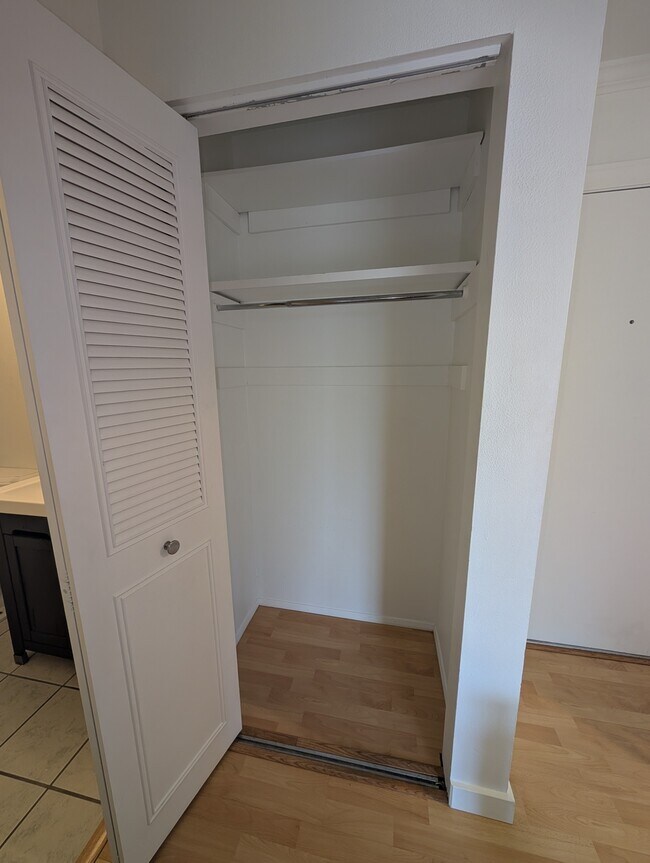 Building Photo - 2550 Thorndyke Ave W