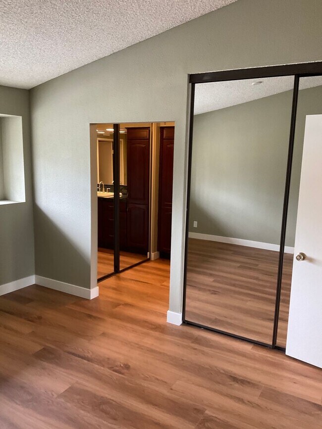 Building Photo - FOR LEASE 3 BEDROOM 2.5 BATH 2 Story Condo...
