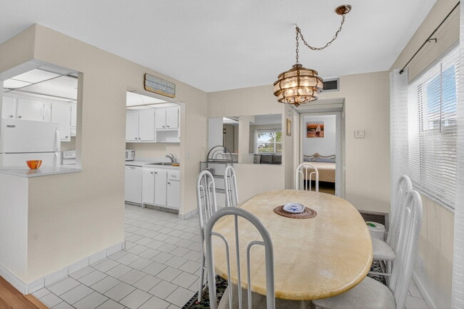 Building Photo - 359 Saxony Trail