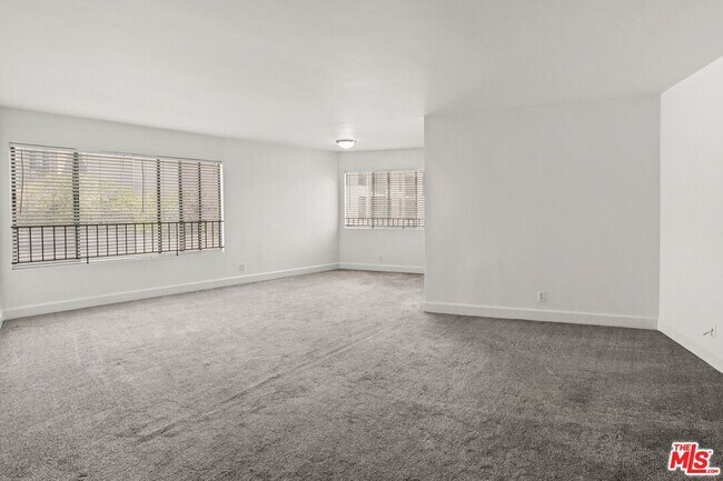 Building Photo - 10982 Roebling Ave