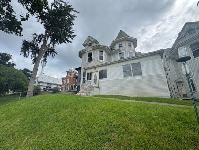 Building Photo - 707 Brady-707
