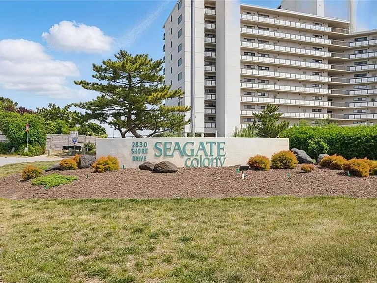 Building Photo - 2830 Shore Dr