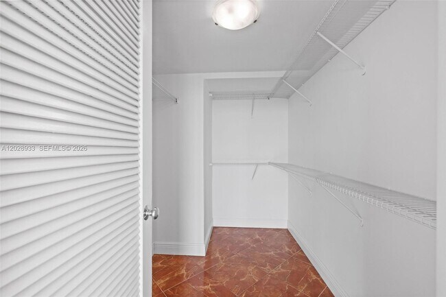 Building Photo - 900 Bay Dr