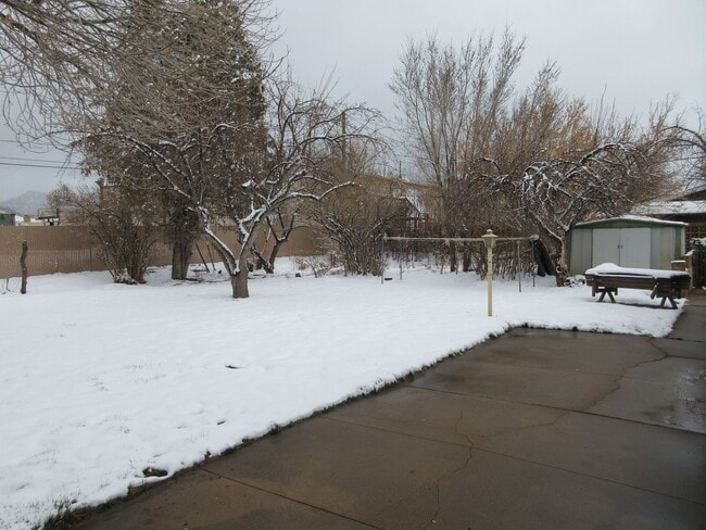 Building Photo - Spacious single level home with a retro feel - you must see!