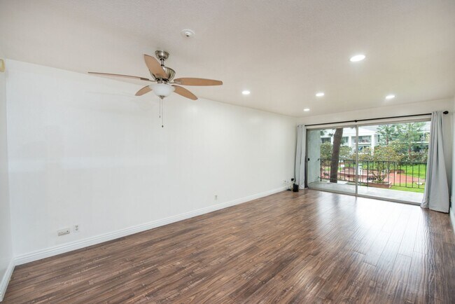 Building Photo - Newport Beach One Bedroom Beauty