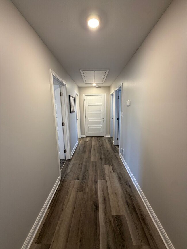 Building Photo - 3 Bedroom 2 1/2 Bath Home For Rent Near Post!