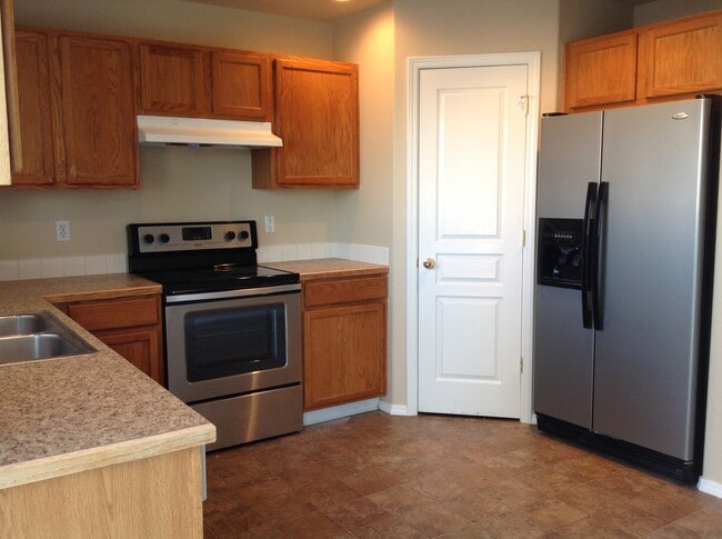 Building Photo - Fabulous location. Nice home with new carpet and paint. Living and family room.