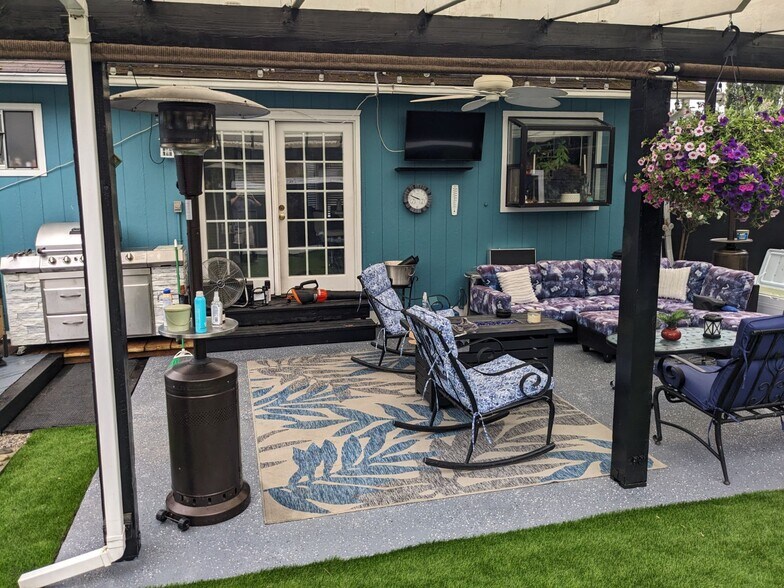 Covered backyard patio - 24028 25th Ave S