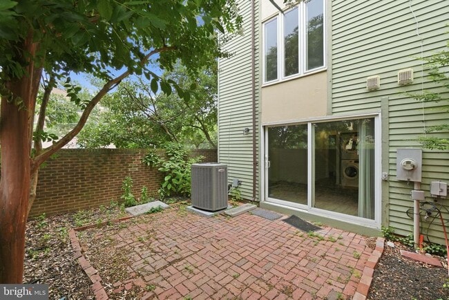 Building Photo - 975 S Taylor St