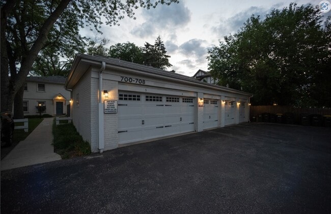 Building Photo - 738 Green Bay Rd