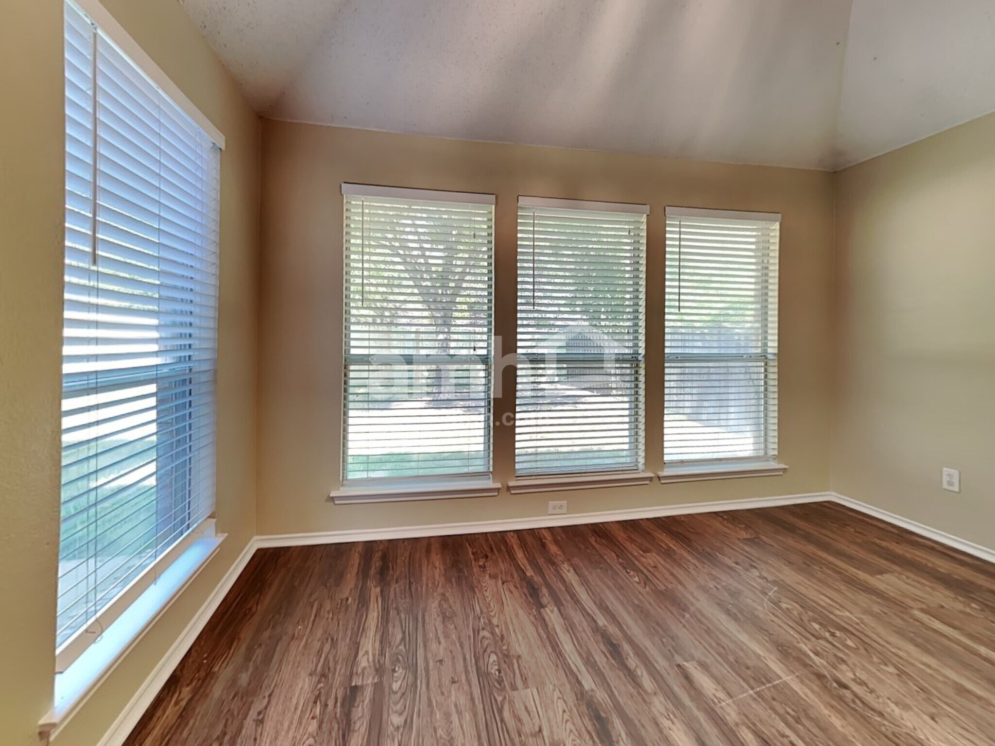 Building Photo - 733 Grandview Ave