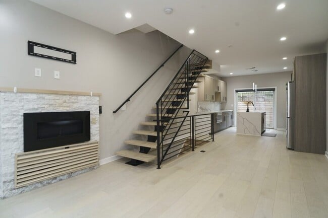 Living Room - 1449 N Myrtlewood St