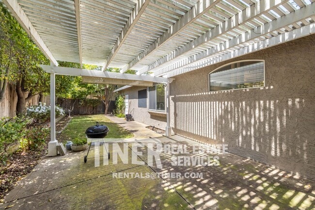 Building Photo - 2337 Fallwater Ln