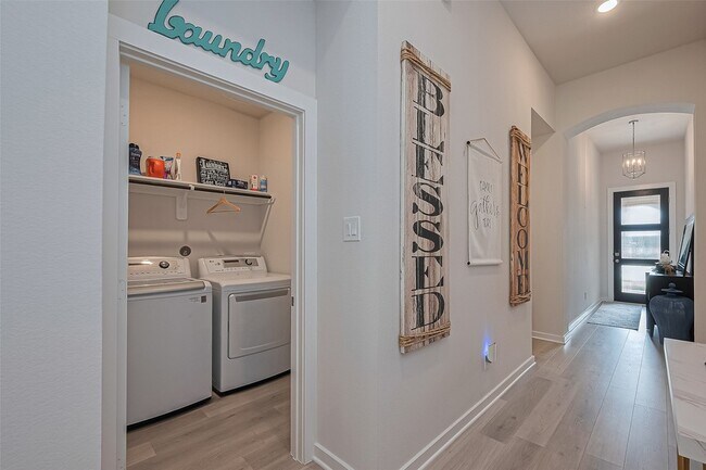 Building Photo - 4910 Tan Briar Dr