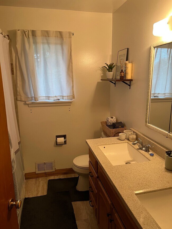Building Photo - FULLY FURNISHED Midtown Three Bedroom Spac...