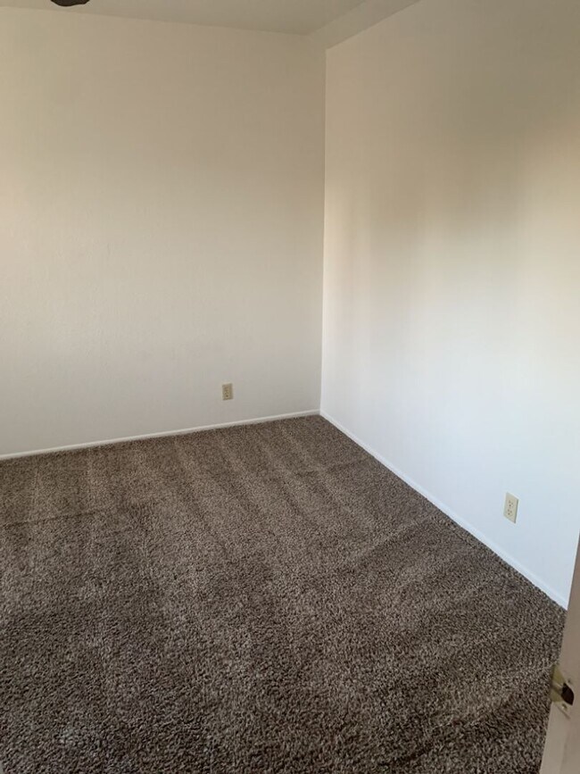 Building Photo - Spacious 2 story 4 bed. 2 bath condo