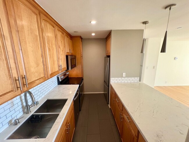 Building Photo - 2 Bed / 2 Bath Condo with Panoramic Ocean ...