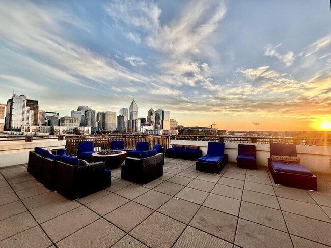 Building Photo - 718 W Trade St