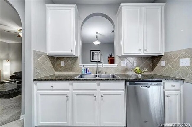 Building Photo - Townhome