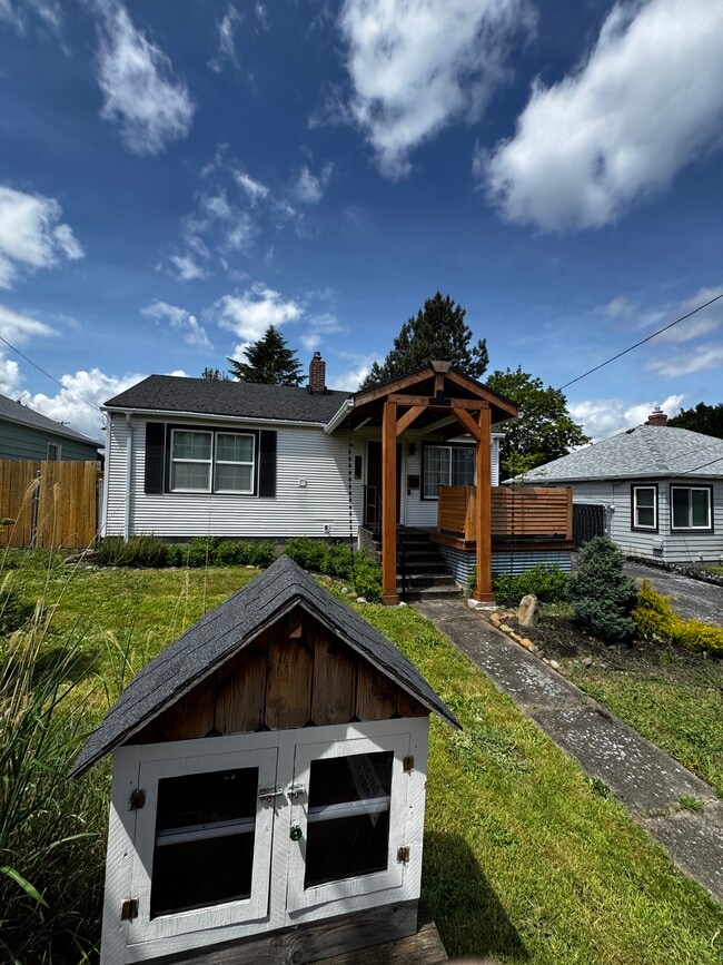 Building Photo - 1215 NE 79th Ave