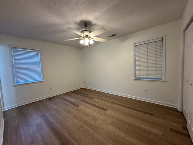 Building Photo - 409 Maplehurst Dr