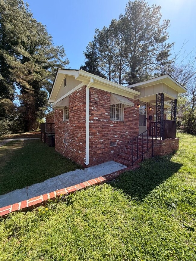 Building Photo - Brick 3/1 House in North Rome $950