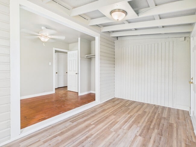 Building Photo - Harper TX Rental
