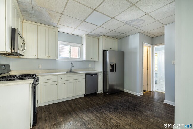 Building Photo - 92 Herkimer St