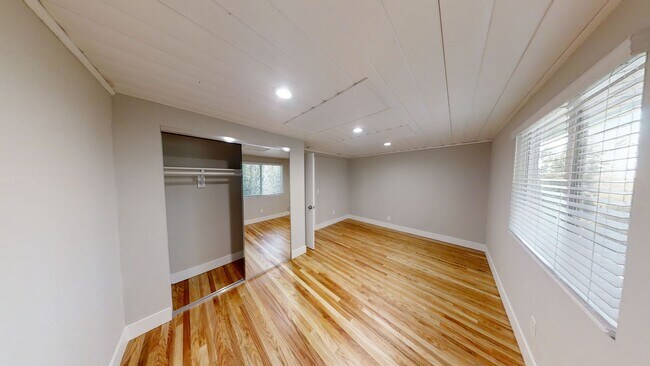 Building Photo - Newly Remodeled with Amazing Views!