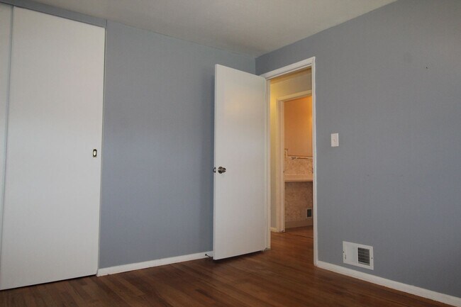 Building Photo - 3123 W Bismark Ave