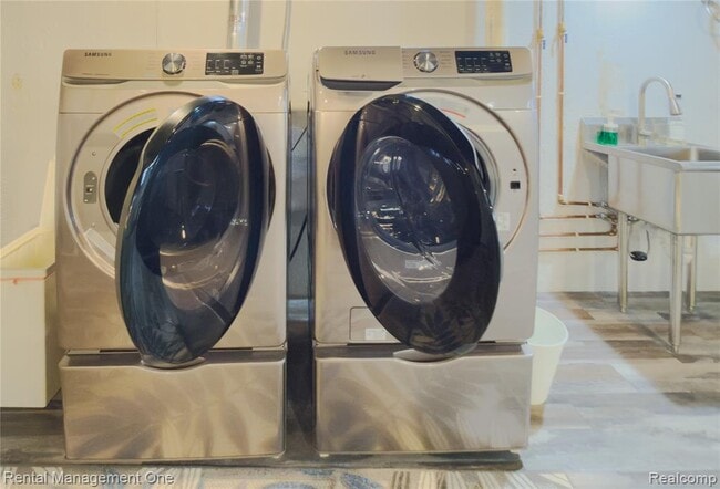 Building Photo - 174 Lange Ave