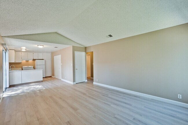 Building Photo - Remodeled 2 Bed 1 Bath Condo!