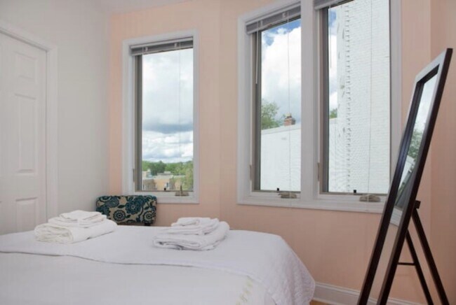 Building Photo - 2803 Ontario Rd NW