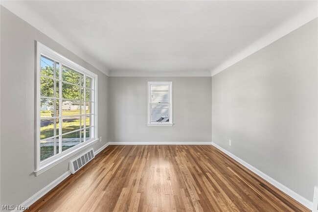 Building Photo - 866 E 209th St