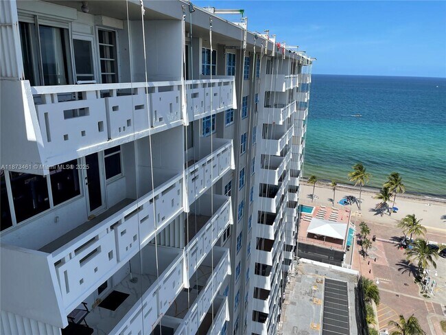 Building Photo - 3111 N Ocean Dr