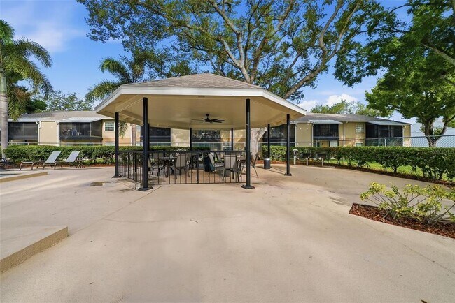 Building Photo - 3821 N Oak Dr