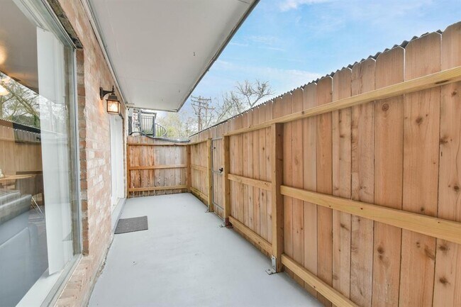 Building Photo - 1811 Stoney Brook Dr