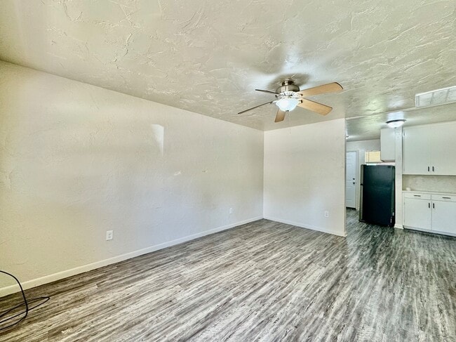 Building Photo - 528 N Baumann Ave