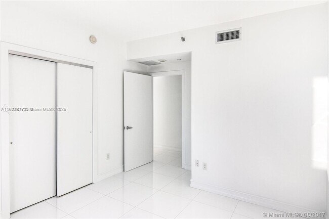 Building Photo - 1060 Brickell Ave