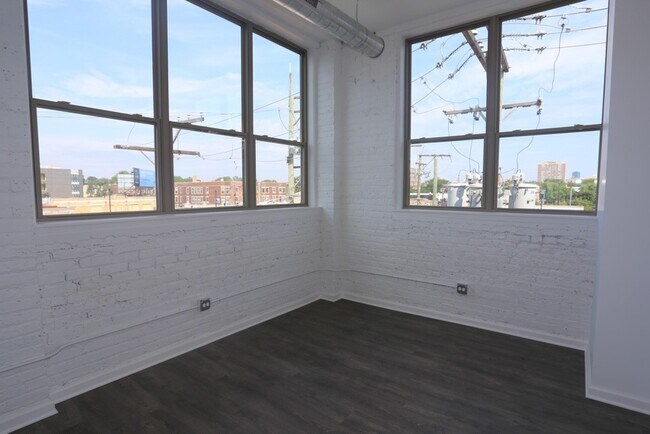 Building Photo - 932 W Dakin St