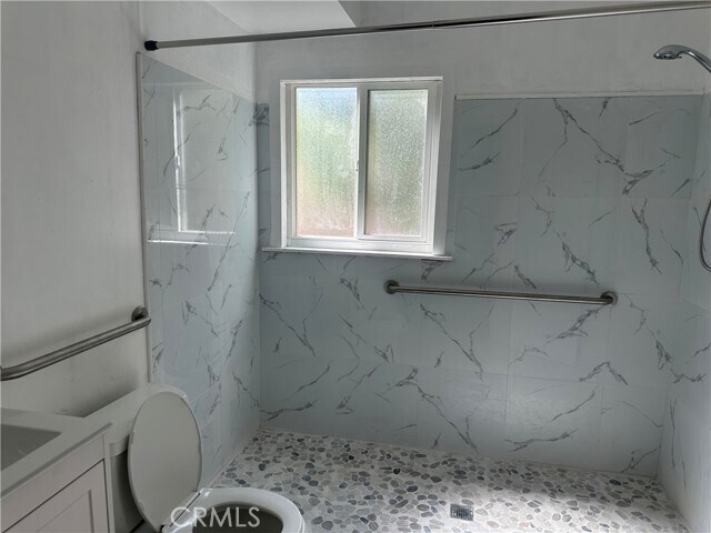 Building Photo - 3025 E Hillcrest Ave