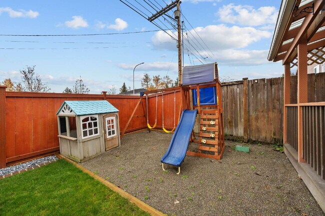 Building Photo - **NO SHOWINGS!! We have an application already on this property** This beautiful light filled hom...