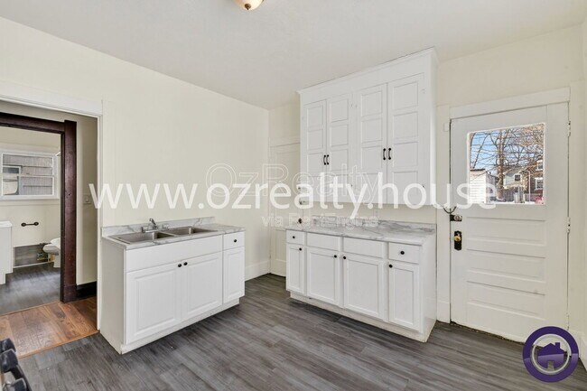 Building Photo - 834 Oak St