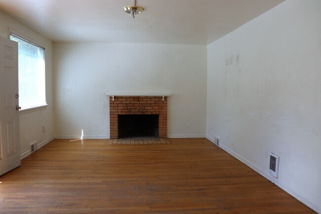 Building Photo - 614 Ash St