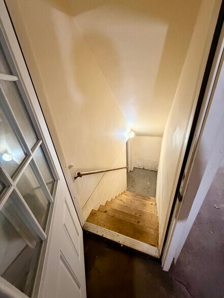 Building Photo - 310 Poplar St