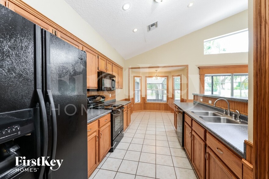 Building Photo - 870 Stone Chapel Ct